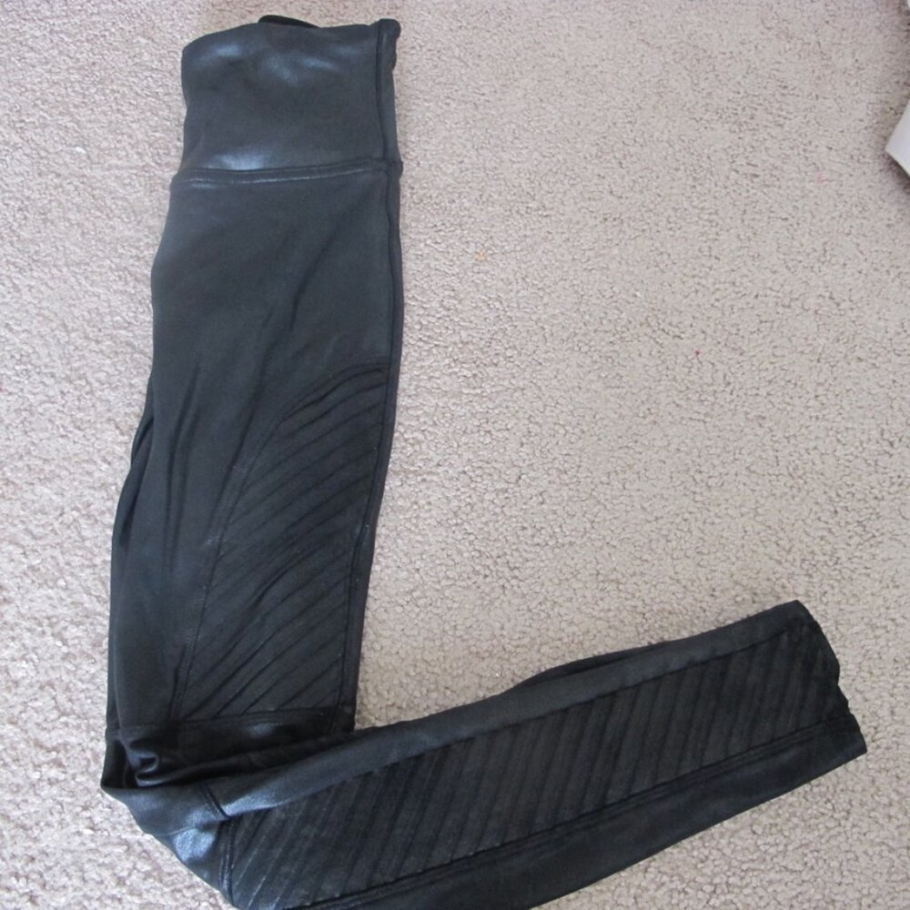 Women's Black Spanx Leggings Size Small Petite EUC - Picture 2 of 4